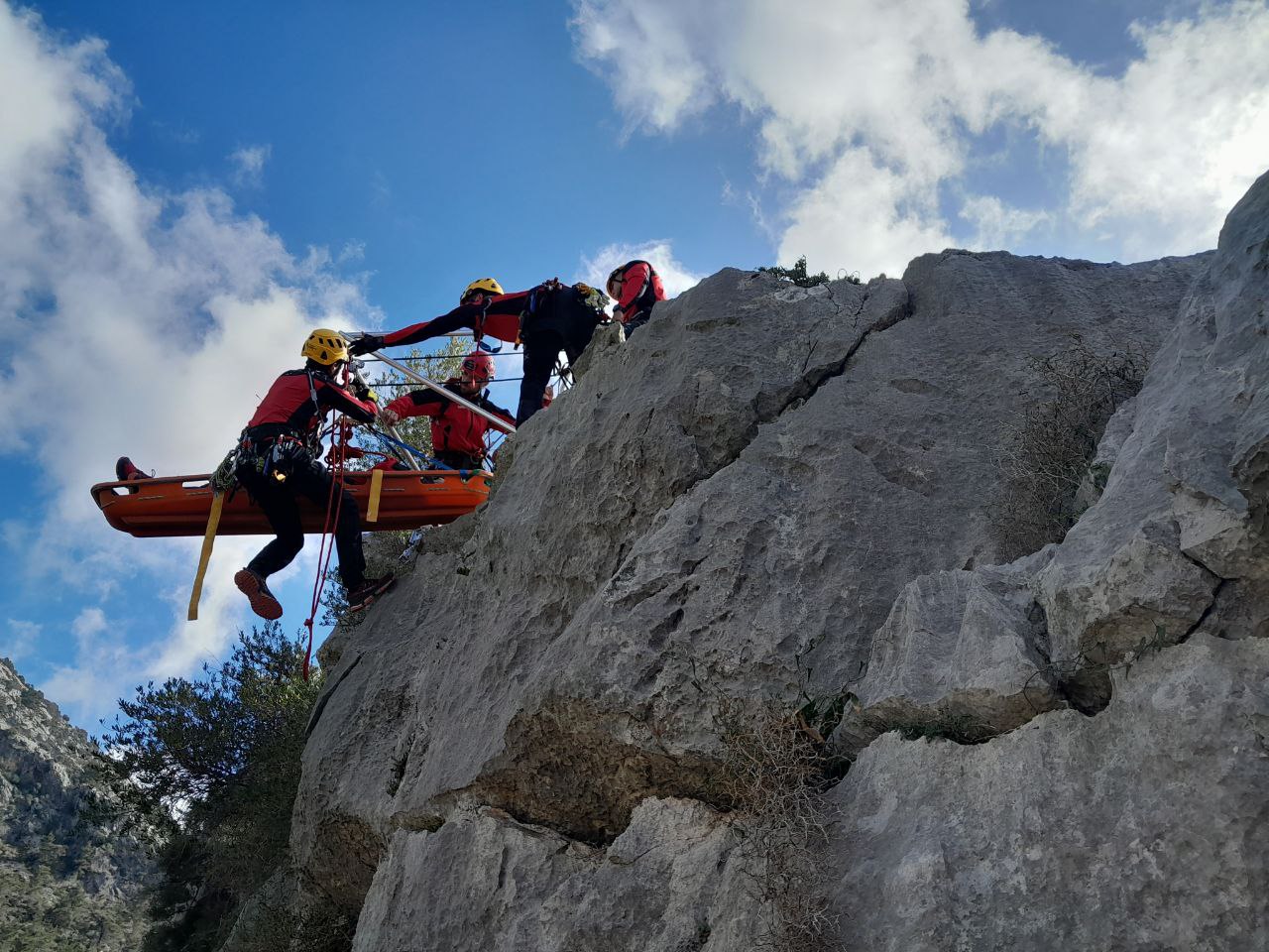 Jornada de formación conjunta del Grup de Rescat de Muntanya de los Bombers de Mallorca en Tossals Verds.