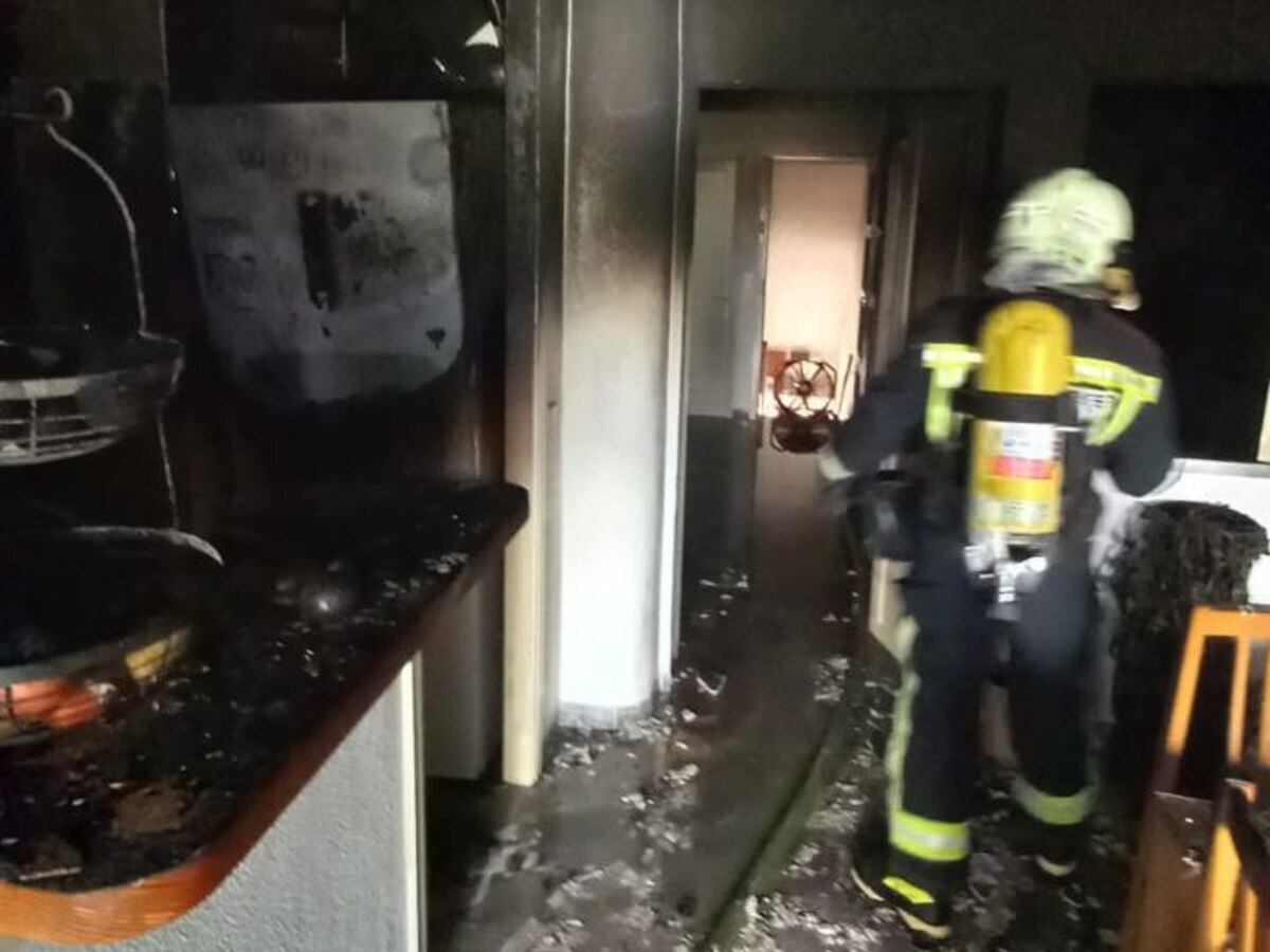 Un membre dels Bombers de Mallorca actuant a un incendi a un habitatge.