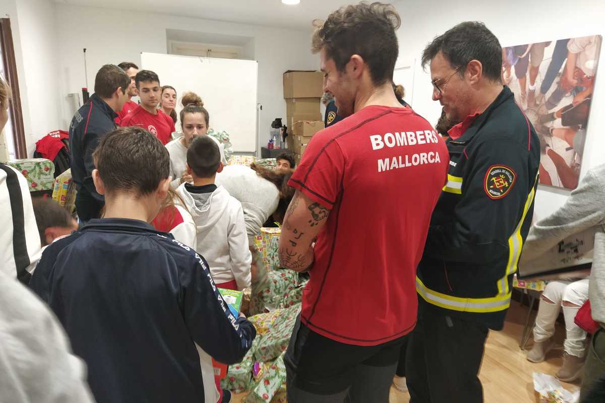 Entrega de regals per part dels Bombers de Mallorca a infants tutelats per l’IMAS.